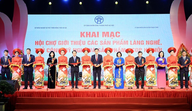 Phó Chủ tịch Phùng Thị Hồng Hà dự công bố và đón nhận danh hiệu đạt chuẩn nông thôn mới của huyện Thạch Thất